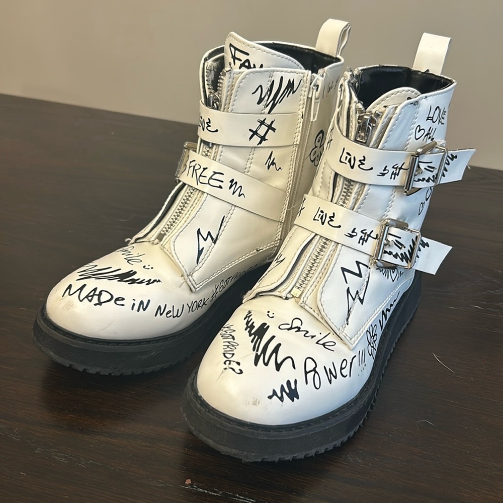 Girl's size 3 Steve Madden Kids WordUp boots in white